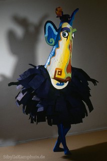 Objekt | Kostüm aus Pappe, Draht und Pappmaché | Diplomarbeit „Kultur vor Ort“ Bocholt | 1992